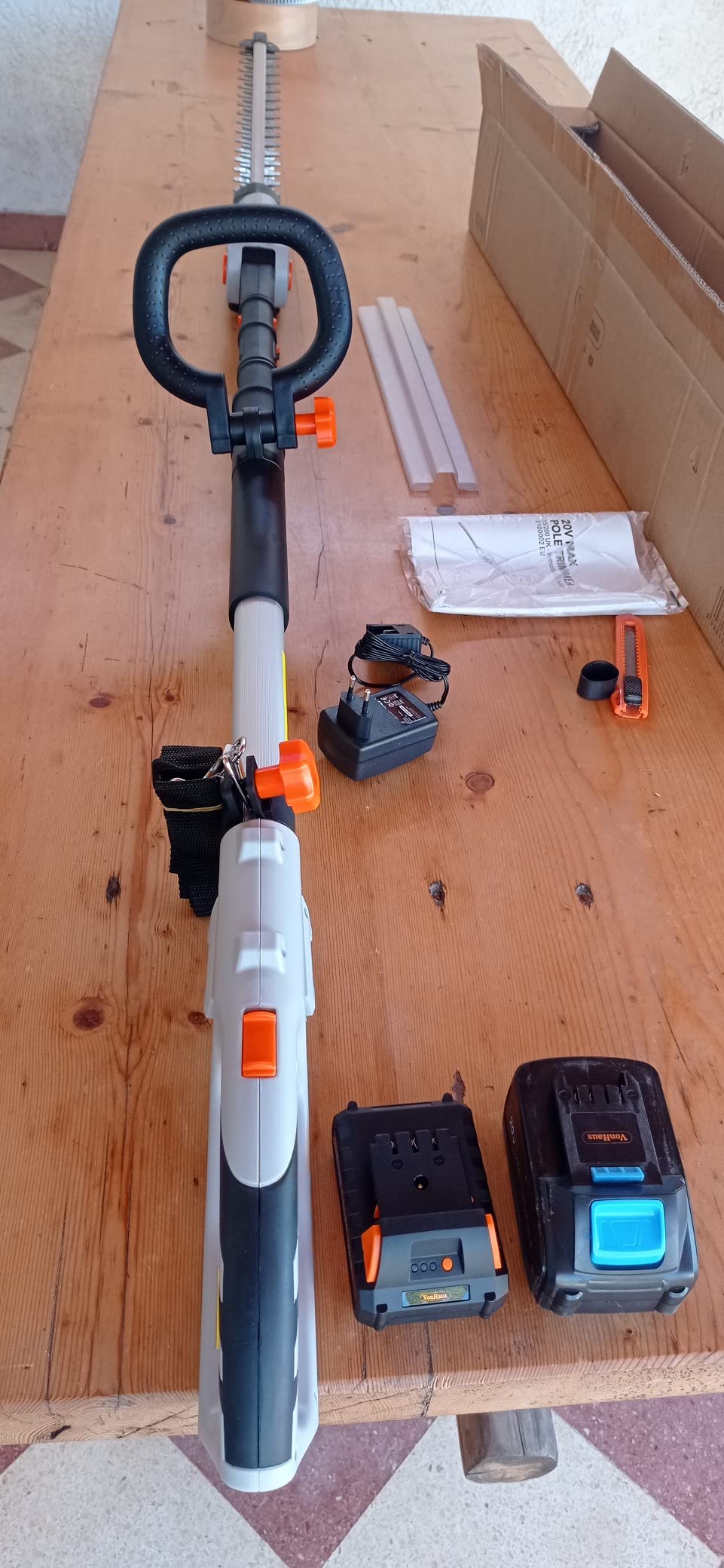 VonHaus tagliasiepi a batteria 20V Max asta 45 cm telescopica